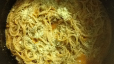 Espaguete (sem glúten) ao molho de manjericão