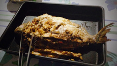 Pacu recheado com farofa de banana e couve