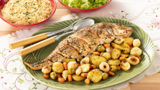 Peixe assado com legumes e molho de coentro 