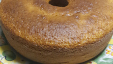 Bolo de cenoura com laranja inteira