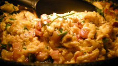 Ovos mexidos com peito de frango picado