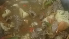 Carne com legumes e shoyo