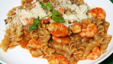 Macarrão parafuso com camarão