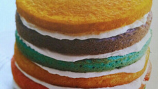 Bolo colorido com creme