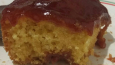 Bolo de fubá simples com goiabada