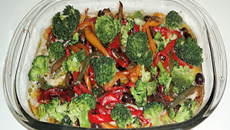 Peixe ao forno com pimentões e brócolis