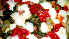 Focaccia com cobertura de escarola, queijo e tomate