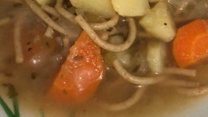 Sopa de macarrão integral com legumes
