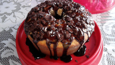 Bolo de laranja com cobertura de chocolate meio amargo