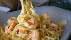 Macarrão com camarão cremoso e al dente sem passar do ponto