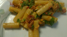 Massa com tomate seco e rúcula