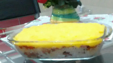 Arroz com calabresa e purê de mandioquinha