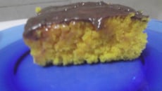 Bolo de cenoura e laranja com cobertura de chocolate