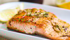 Salmão frito em azeite.