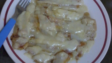 Banana frita com calda e queijo