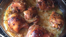 Frango assado com batatas rústicas