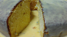 Bolo de maracujá com cobertura de leite condensado