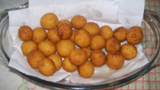 Bolinho de milho com queijo
