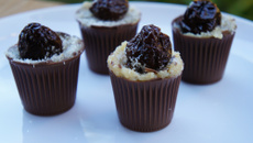 Copinhos de chocolate com olho de sogra