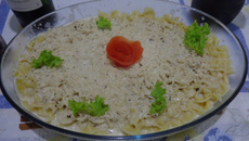 Macarrão com molho branco e frango desfiado