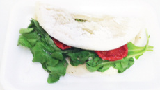Tapioca de rúcula e tomate seco