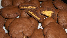 Biscoitos de chocolate com recheio de manteiga de amendoim