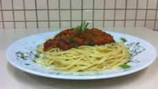 Macarrão ao molho de tomates frescos com carne seca