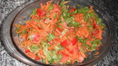 Salada de tomate, alface e cenoura crua