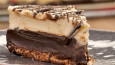 Torta crocante de dois chocolates 