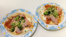 Pizza light de peito de peru e brócolis