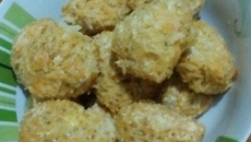 Bolinho de arroz assado com frango desfiado