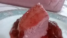 Mousse de frutas vermelhas com calda de geleia de morango