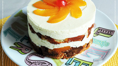 Bolo de leite em pó e pêssegos