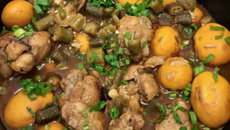 Frango com quiabo e pequi