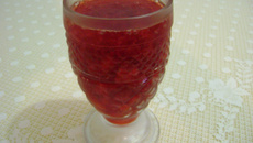 Gelatina com purê de morango