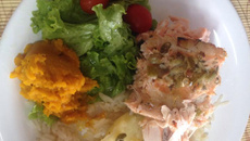 Salmão assado com batatas