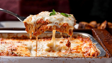 Lasanha de carne e molho branco