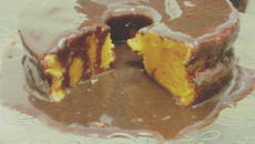 Bolo de cenoura com cobertura de chocolate