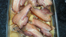 Frango na laranja com bacon e batatas douradas