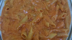 Macarrão penne com queijo e creme de leite