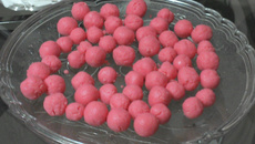 Docinho de leite ninho à calda de cereja