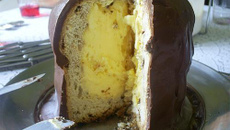 Panetone trufado de sorvete coberto e com chocolate