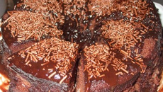 Bolo de chocolate de microondas com calda de falso brigadeiro