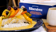 Lombo de bacalhau ao azeite de dendê e leite de coco