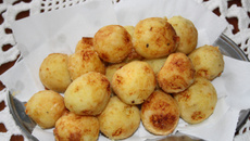 Bolinho de arroz com batata recheado de queijo