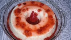 Manjar com calda de morango