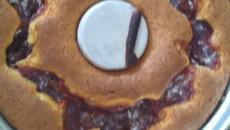 Bolo de fubá com goiabada e erva doce