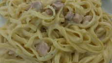 Macarrão ao molho branco com bacon