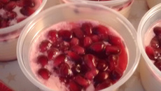 Mousse com Calda de Romã