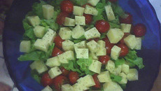 Salada de tomatinho cereja com queijo